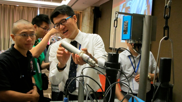 分析产品工程师吴跃为客户演示CM44变送器