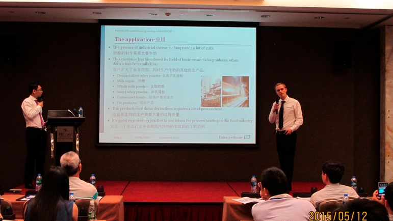 来自欧洲的产品工程师Constantin Schoo先生从视频中“走出来”，与流量产品经理田炳东先生现场对话讲解Costney欧洲奶酪厂测量案例