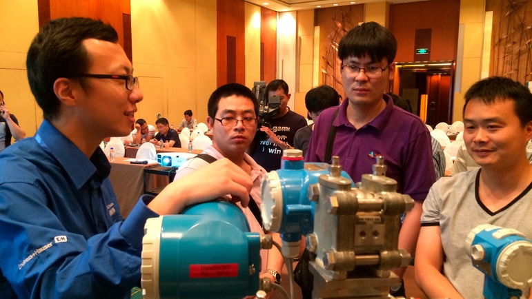 流量产品工程师傅振铎为客户演示Gas Rig气体流量测量设备