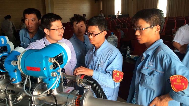 流量产品工程师魏兴平为烟台万华工业园内的工程师演示Gas Rig气体流量测量设备