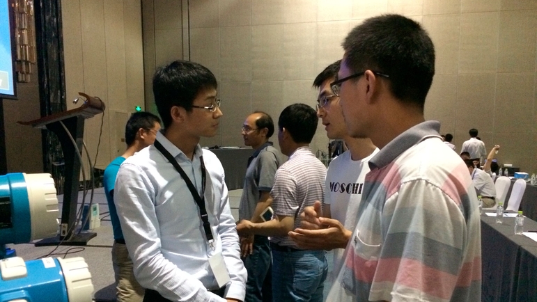 流量产品工程师司宁聆听并解答客户的问题