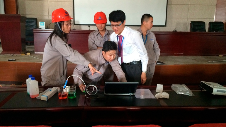 分析产品工程师吴跃为烟台万华厂区内的工程师进行水分析电极“Touch & Feel”演示