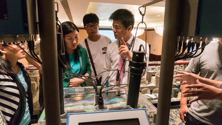 分析产品工程师王朝为客户演示CM44变送器