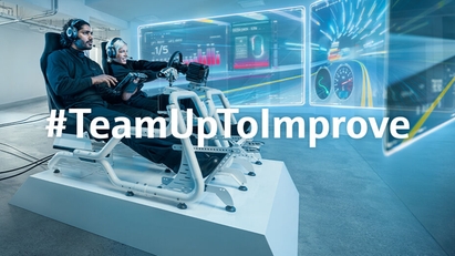 工厂内使用平板电脑的男员工