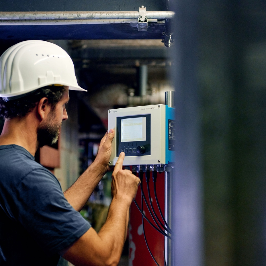 Engineer investigating cooling fluid quality monitoring with Liquiline CM444