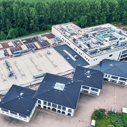 The new development and production building looks out over the existing production halls.