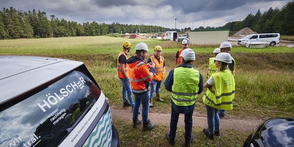 Picture of employees of Hölscher Wasserbau and Endress+Hauser on site of groundwater extraction