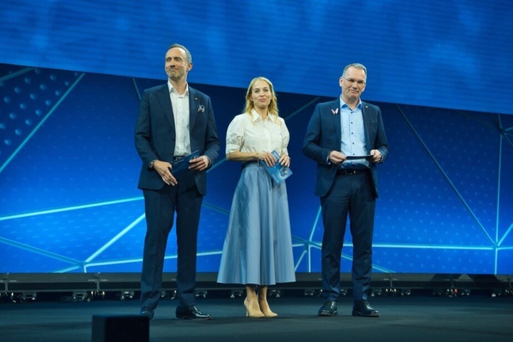 Steven Endress, Sandra Genge and Peter Selders (right) delivered the closing remarks.