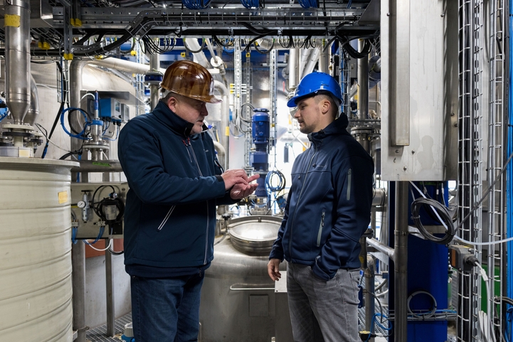 Endress+Hauser expert consulting customer in biodiesel production plant