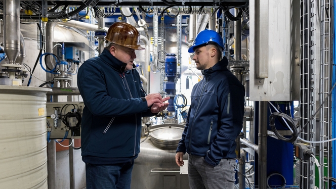 Endress+Hauser expert consulting customer in biodiesel production plant