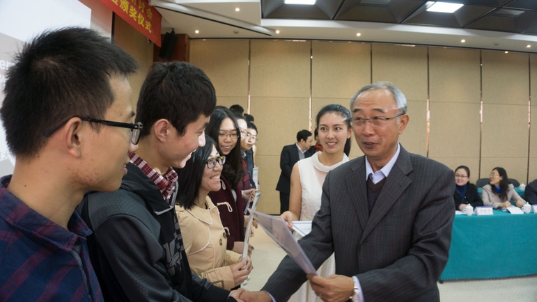 王卓军教授等为浙大学子颁发“恩德斯豪斯奖学金”