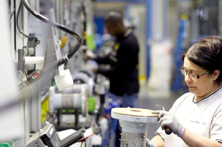 Endress+Hauser 流量，法国 Cernay，工作人员手持测量管