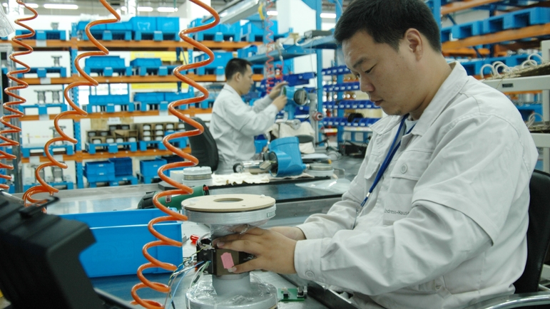 Endress+Hauser 流量，中国苏州，生产中的工作人员