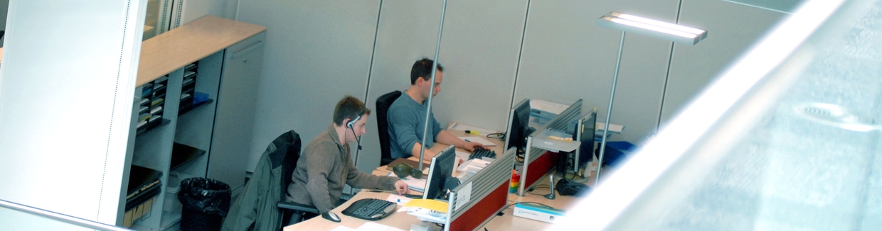 办公桌前工作的两名工程师的俯视照片