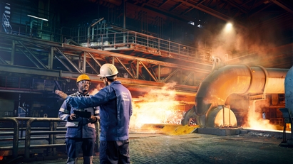 水泥窑前工作的工程师