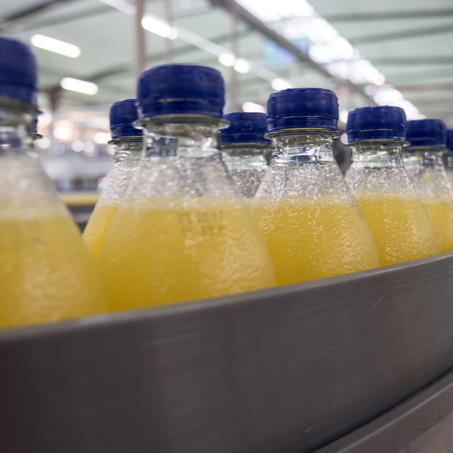 改进混合和混匀工艺后灌装完成的软饮料瓶