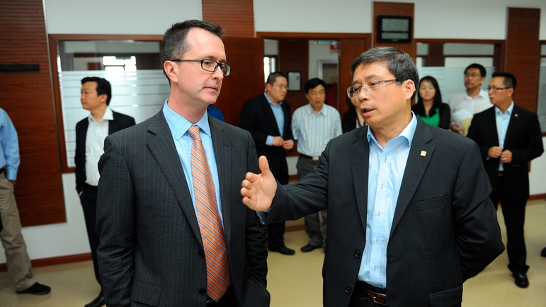 罗克韦尔自动化大中华区董事总经理Ken Kofsky（柯思齐）先生与E+H中国销售中心总经理郁光建博士