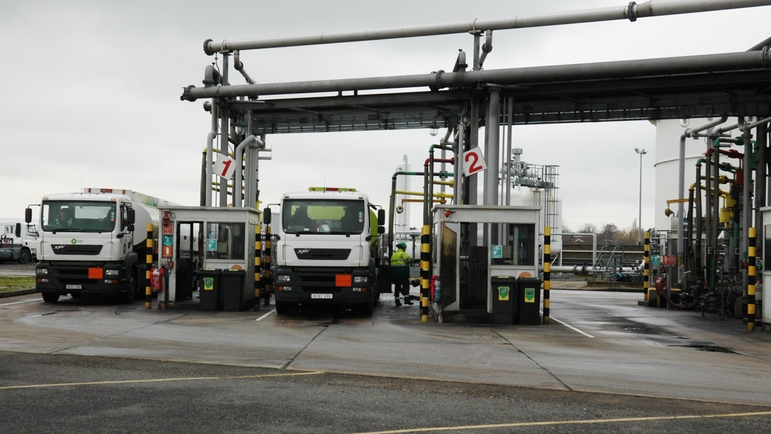 Loading station with custody transfer metering skid to avoid customer claims.