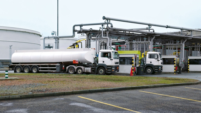 Loading station with custody transfer metering skid to avoid customer claims.
