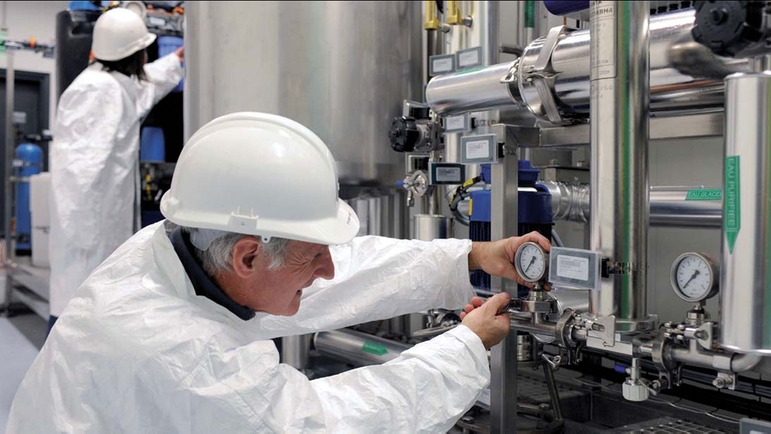Service technician at a compressed air system