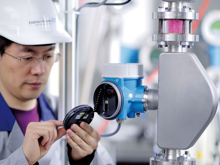 通常仅需几分钟即可完成自校验操作，可以通过显示单元FieldCare或网页服务器（可选）操作。