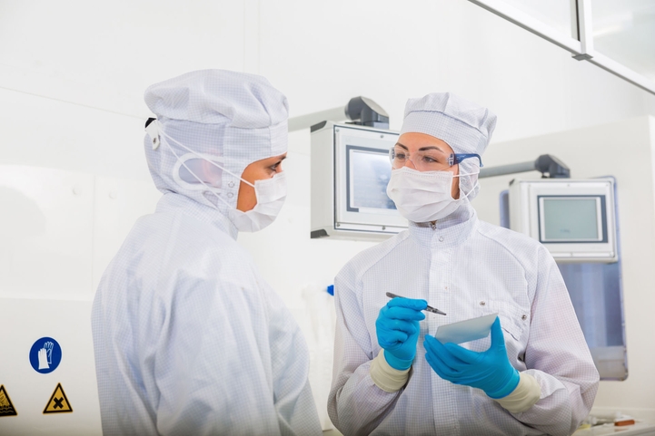 在无尘室内进行验证测试