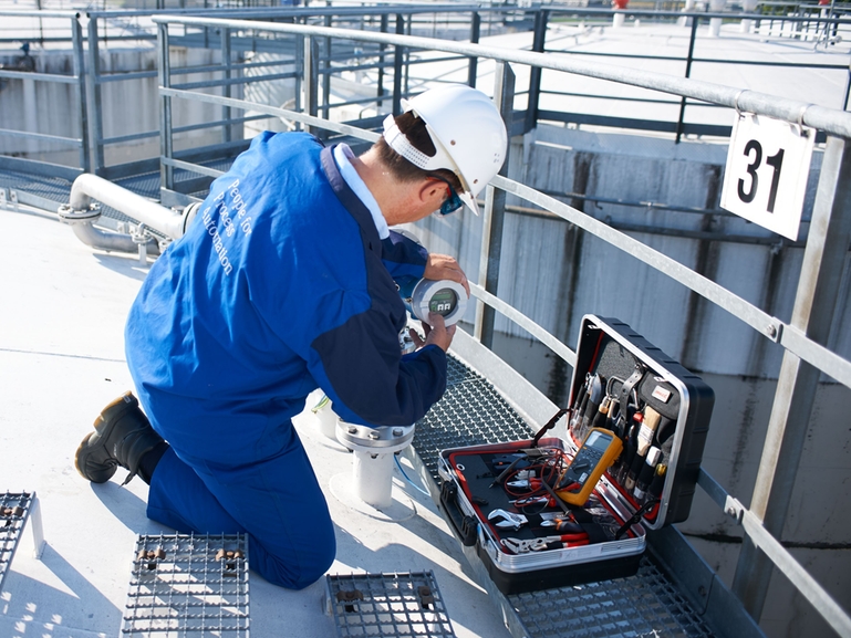 服务工程师在罐顶安装导波雷达液位计