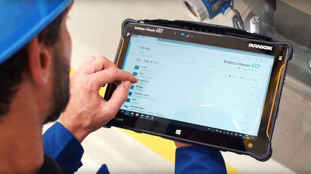 工业维护人员使用工业平板电脑进行工业物联网连接