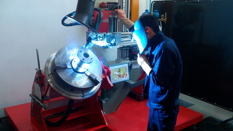 Endress+Hauser 流量，中国苏州，工作人员焊接测量管