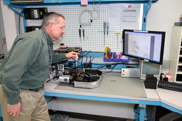 正在优化光谱仪的拉曼工程师