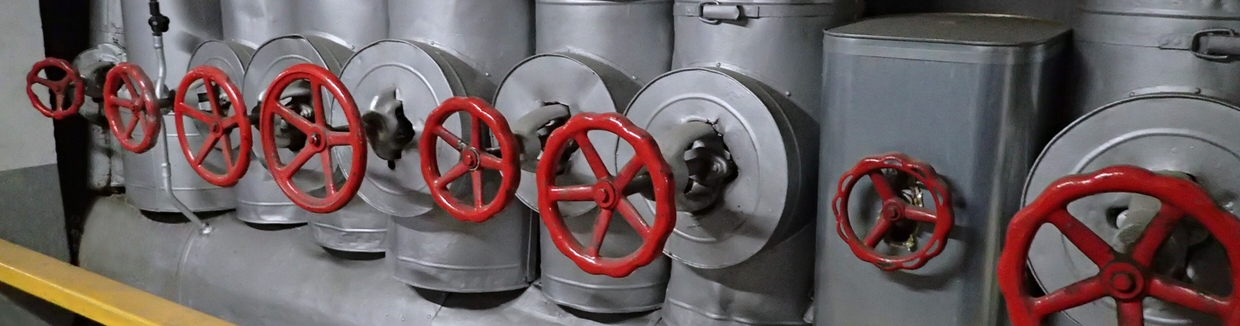 蒸汽配汽系统中的蒸汽管路和阀门示意图