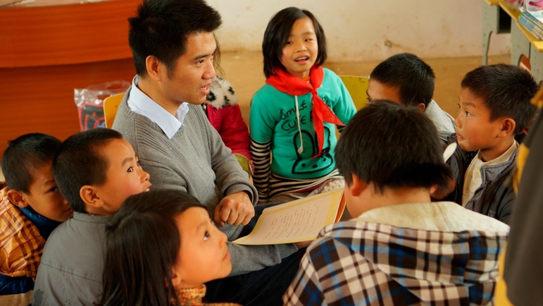 人事部总监王浩组织孩子们上阅读课