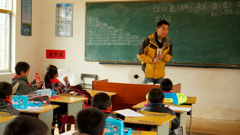 项目工程师、“太阳老师”冯云翔为孩子们上语文课