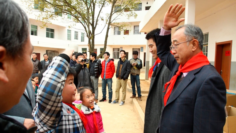 学生代表为王卓军教授献上红领巾