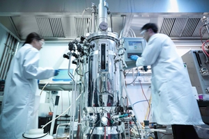 Fermentation process with bioreactor