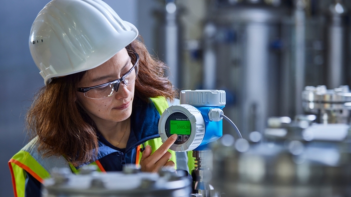 80 GHz radar sensor Micropilot with optical push buttons