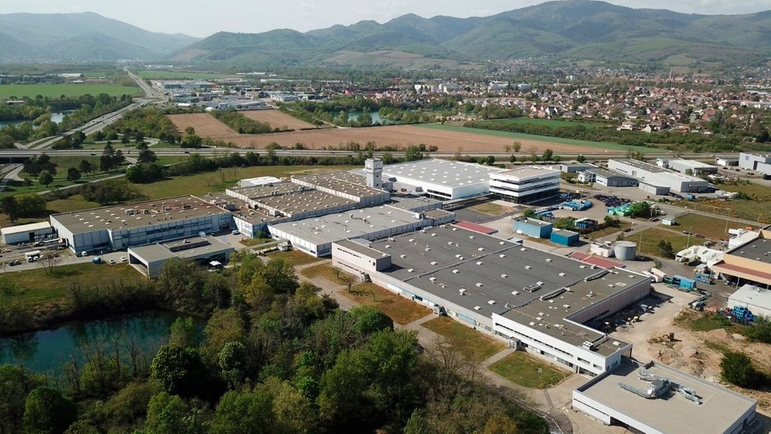 Endress+Hauser法国塞尔奈（Cernay）生产厂负责流量计制造，总生产面积超过37,000平方米。
