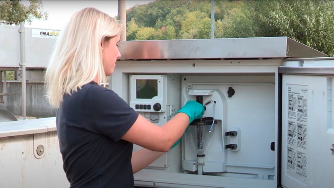 Manual maintenance at a cabinet