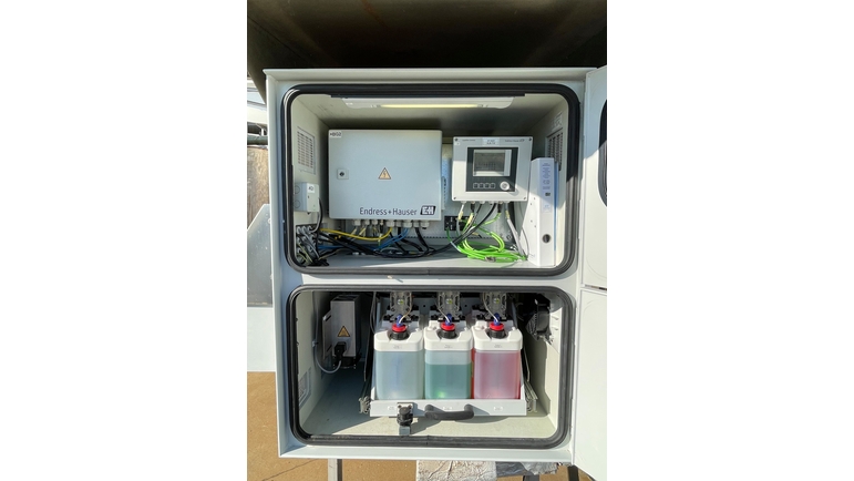机柜内的主要部件：CDC90控制单元和气动调节装置