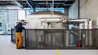 贮热水箱内储存Endress+Hauser的生产回收废热，为办公大楼供暖。