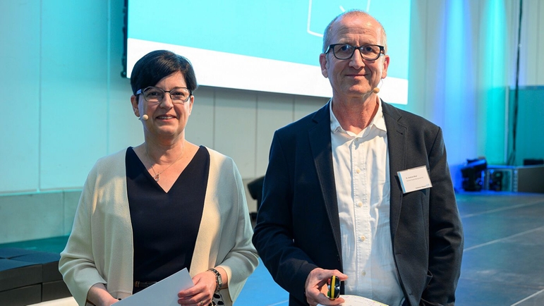 Christine Koslowski博士和Andreas Mayr博士主持会议，并为本年度获奖者颁奖。