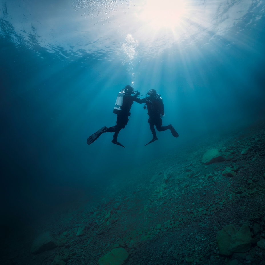 水下场景：一名潜水员正在救援缺氧的同伴。
