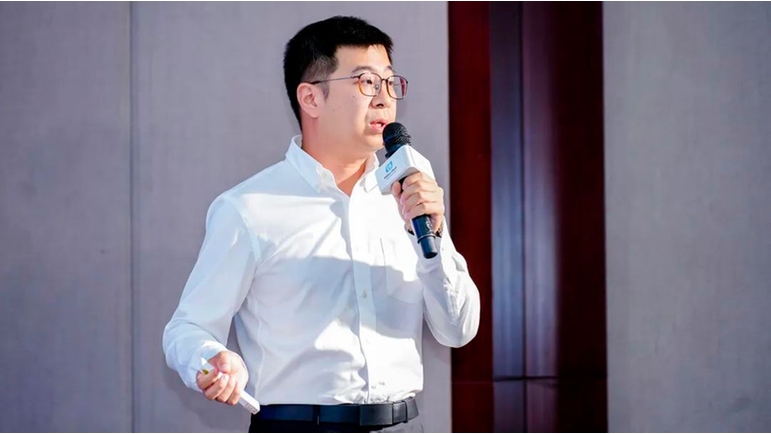 恩德斯豪斯中国解决方案业务主管孙海涛发表演讲《恩德斯豪斯智能灌装系统》