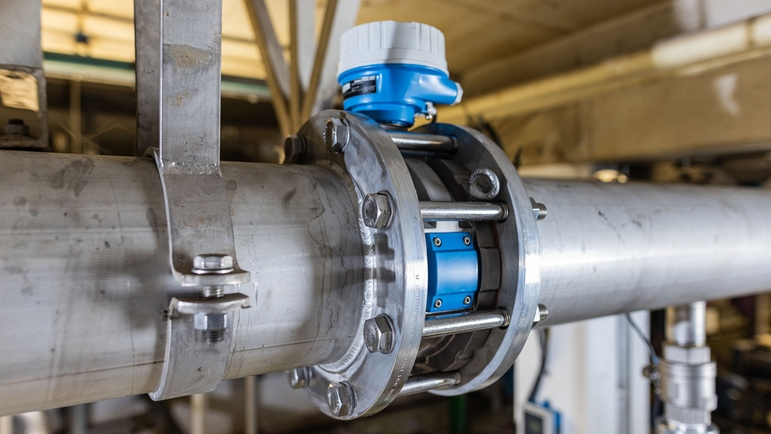 Picture of Proline Teqwave MW 500 measures the total solids in sewage sludge at Bändlegrund