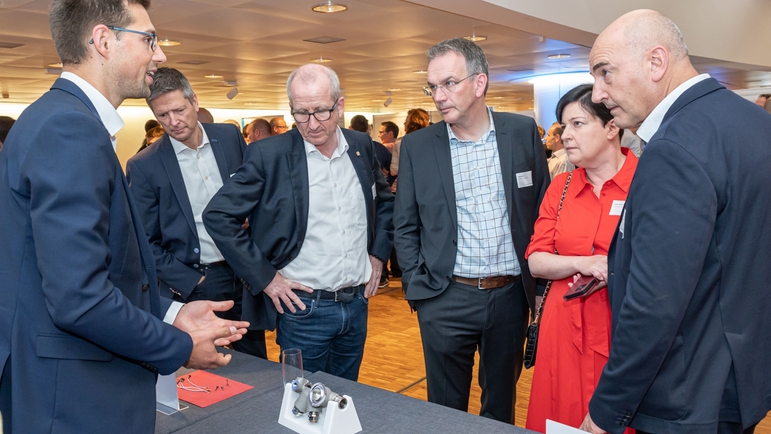 Endress+Hauser创新奖获奖员工在大会上展示研发成果。