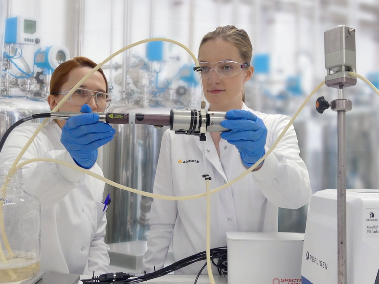 Alvotech公司的科学家和移动式拉曼系统